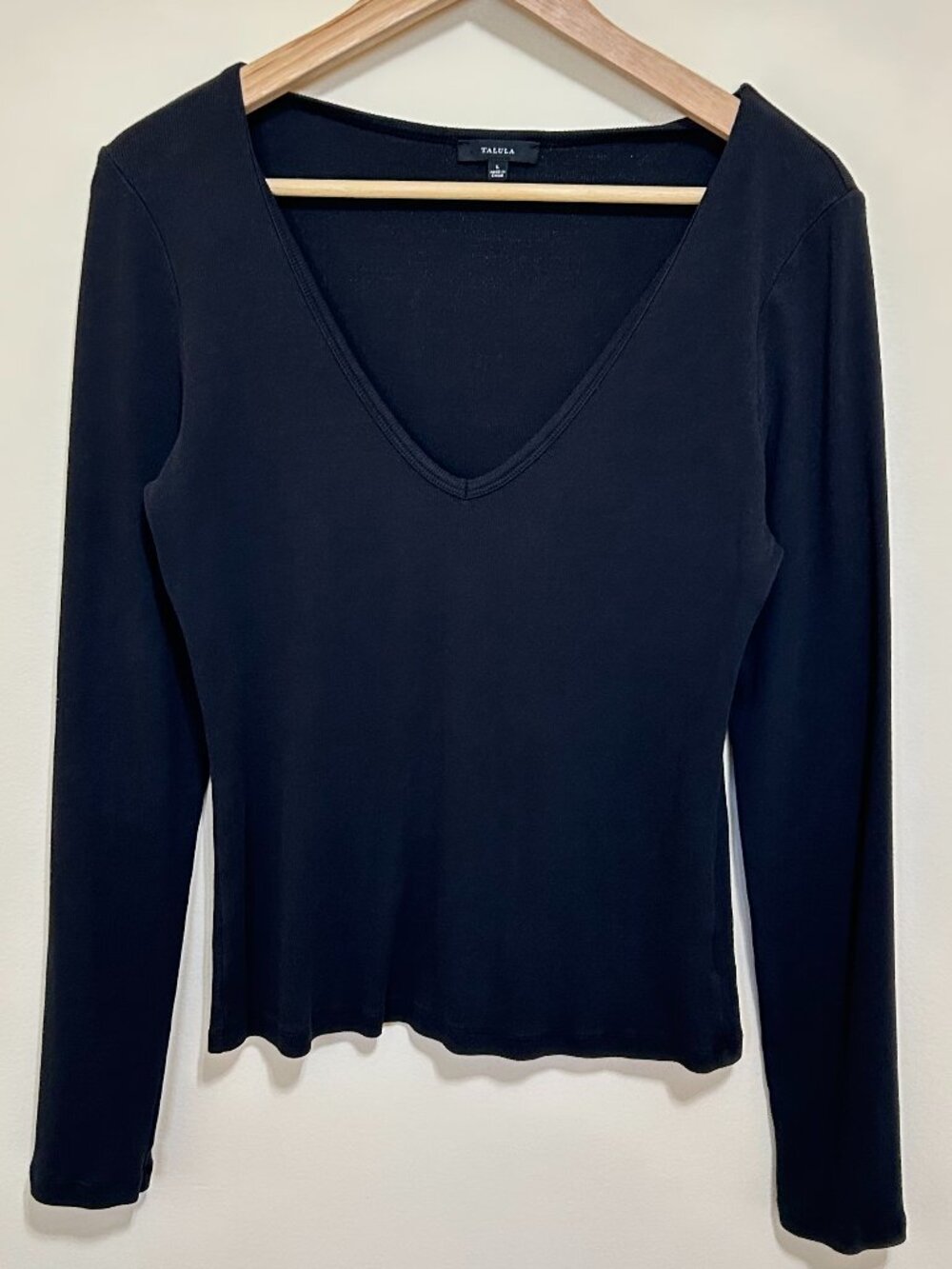 Aritzia | Talula Long Sleeve V-Neck Top Black Size L